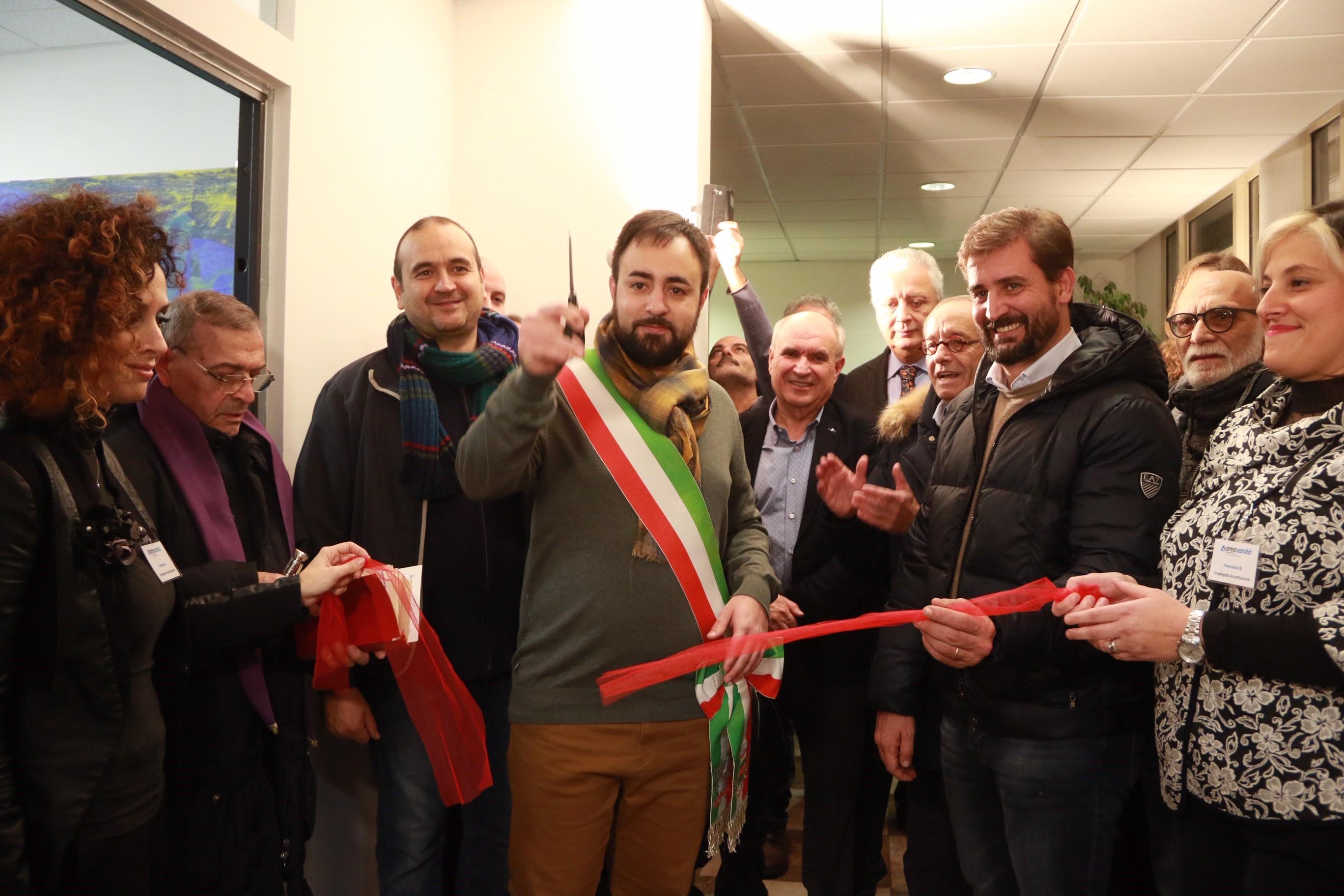 Il sindaco Edoardo Prestanti e il consigliere regionale Nicola Ciolini inaugurano il Centro medico di Seano (foto Sproviero-Batavia)