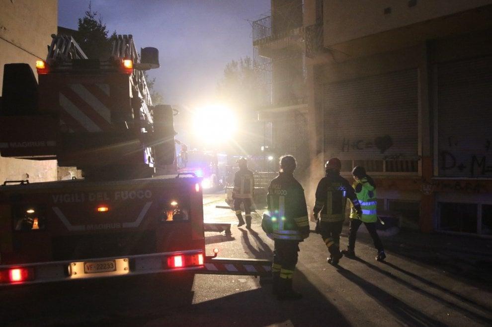 Fiamme in hotel occupato: sette intossicati