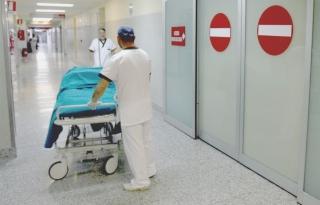 <strong>OSPEDALE.</strong> Infermieri trasportano un ammalato