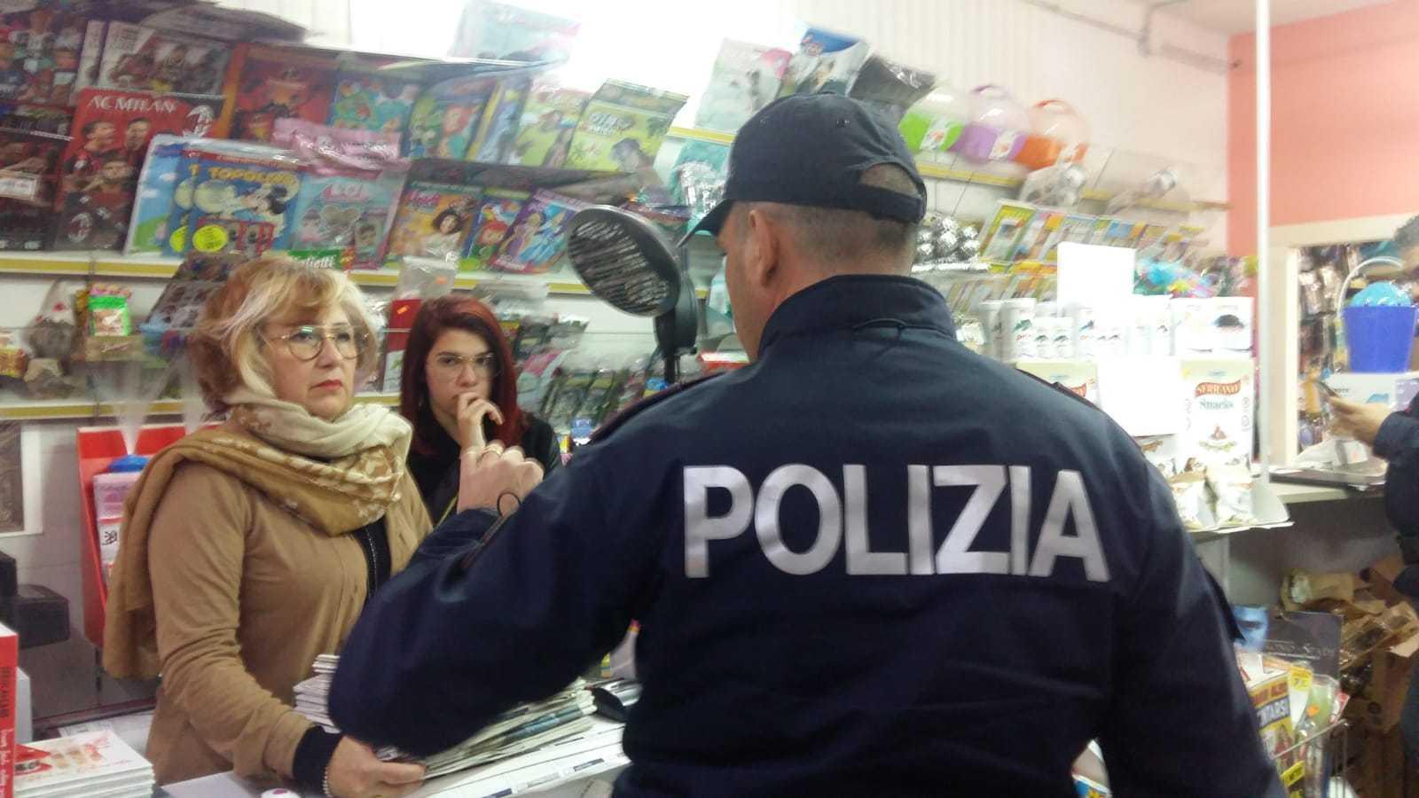 Le vittime della rapina parlano con gli agenti