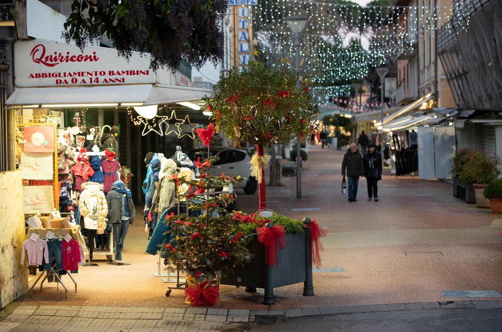 Il mercatino del Grocco si rianima con la presenza di Babbo Natale alla Salute 