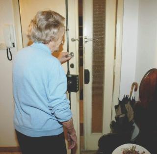 Un’anziana apre la porta di casa a uno sconosciuto: è allarme truffa in città