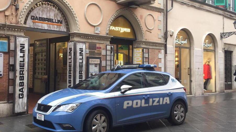 Spaccano una vetrina e rubano duemila euro di vestiti da Gabbriellini