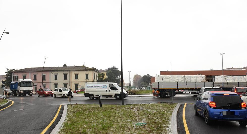 Debutto bagnato e positivo per la rotatoria Dall’ultimo semaforo rimasto i soli disagi 