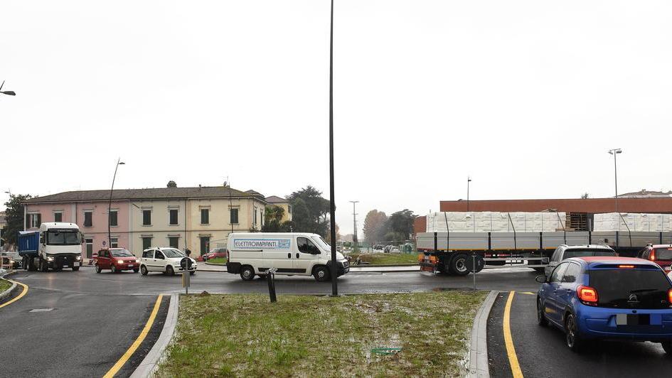 Debutto bagnato e positivo per la rotatoria Dall’ultimo semaforo rimasto i soli disagi