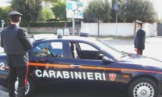 Una pattuglia dei carabinieri durante un controllo in città