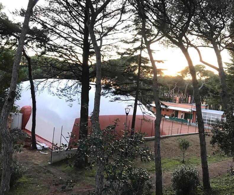 Installata la struttura per giocare al chiuso sul campo del Tennis 
