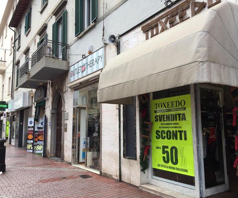 Svendite e vetrine coperte dai cartelli 