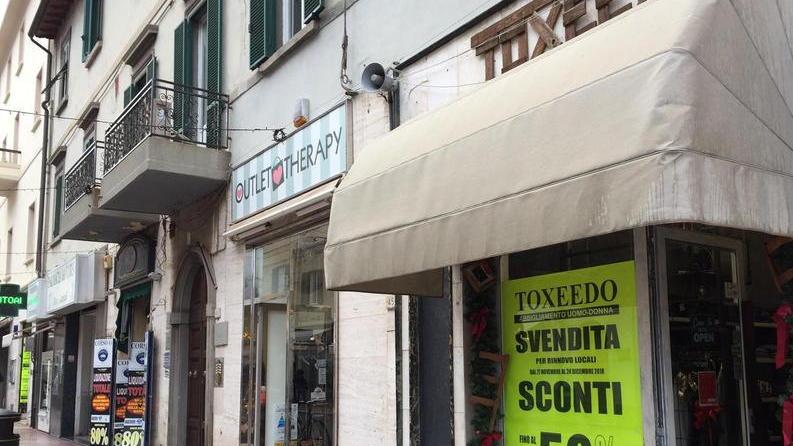 Svendite e vetrine coperte dai cartelli
