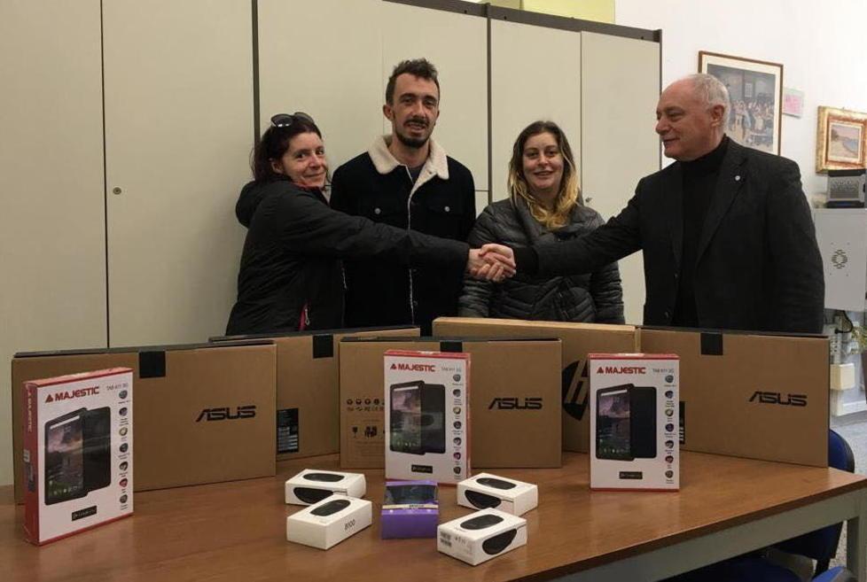 Arrivano i computer e volontari in piazza
