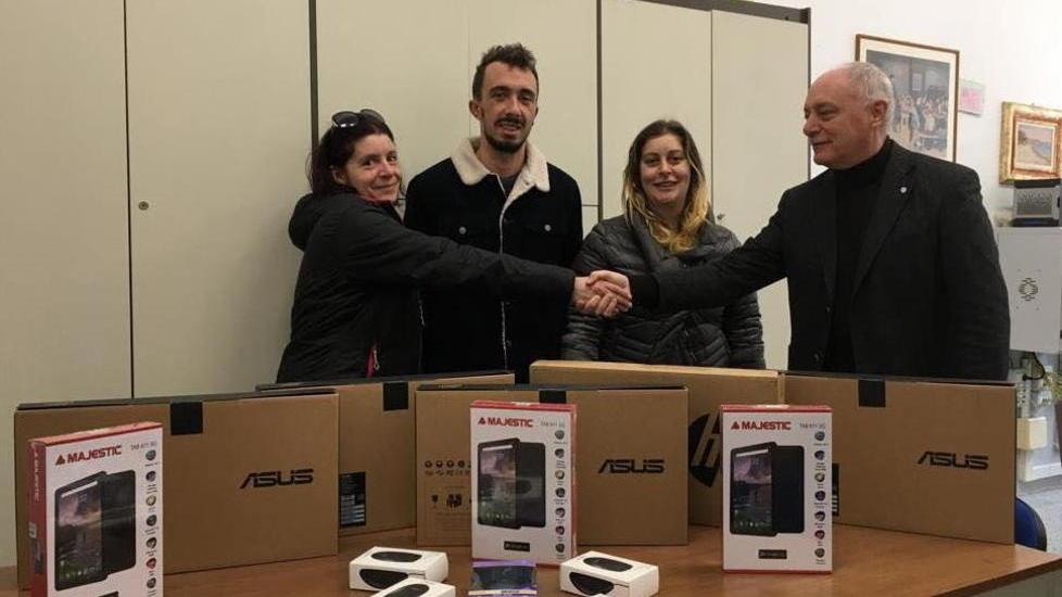 Arrivano i computer e volontari in piazza
