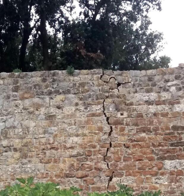 Sensore installato sulle mura medievali per misurare anomalie 