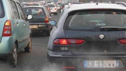 Smog record in tutta la regione Limiti alle auto fino a lunedì
