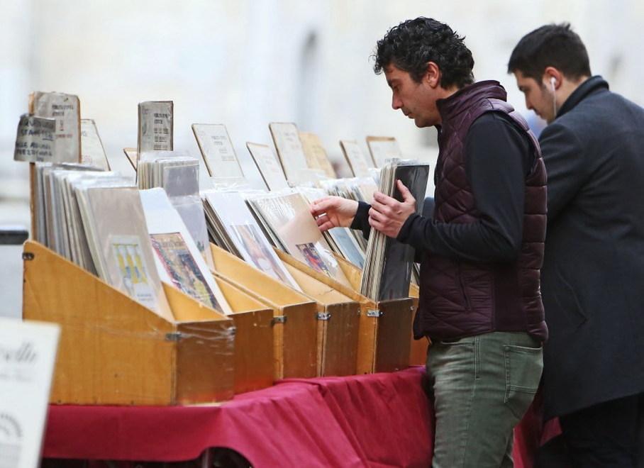 In piazza XX tanti stand di libri rari e dischi in vinile