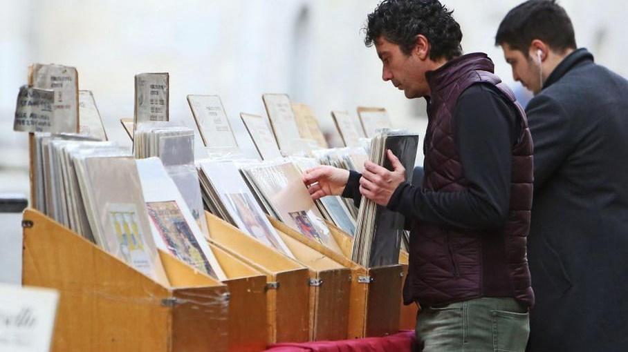 In piazza XX tanti stand di libri rari e dischi in vinile
