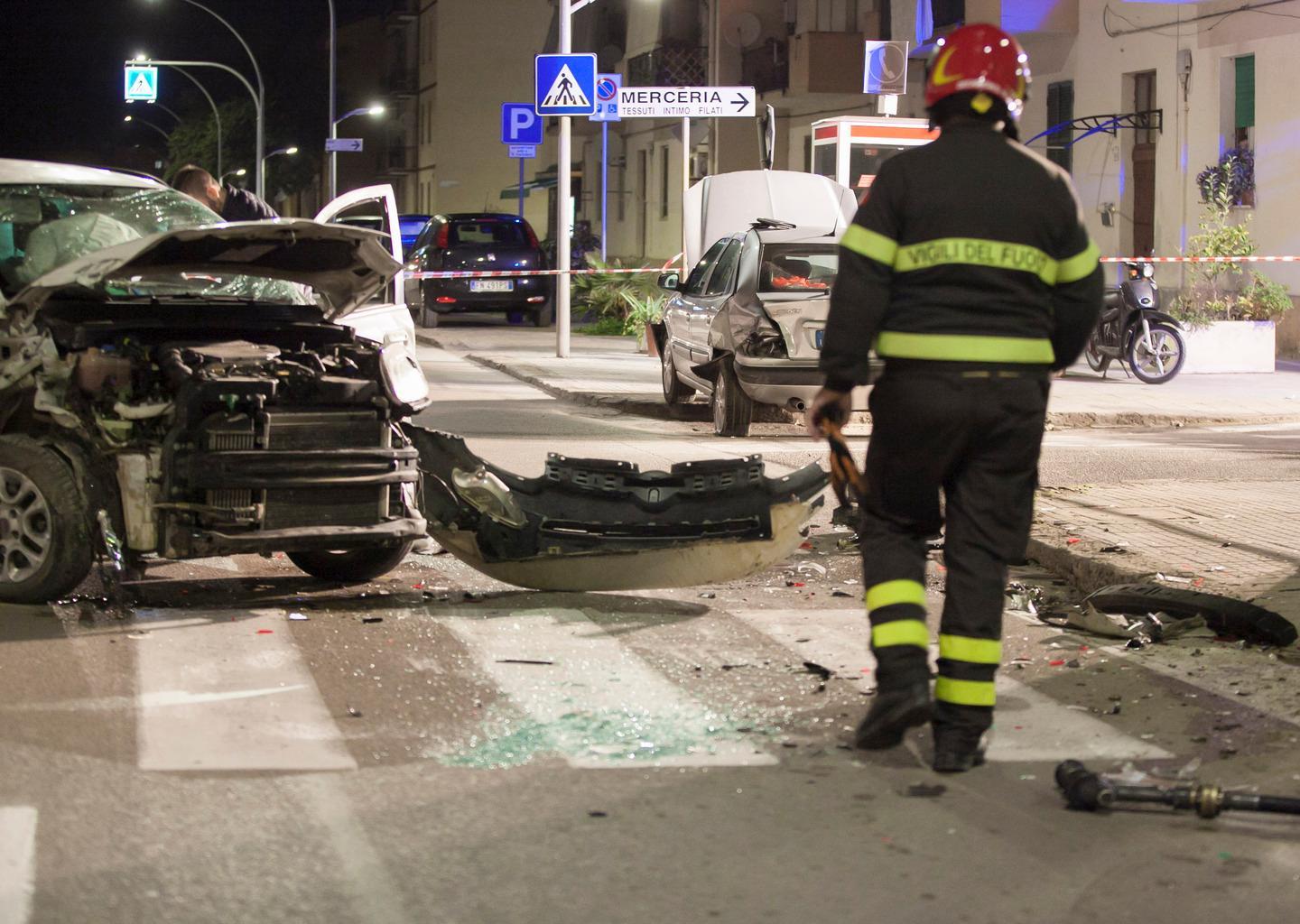Panda finisce contro un’auto in sosta