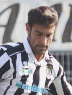 A destra il difensore Briglia; accanto mister Paolo Moschetti