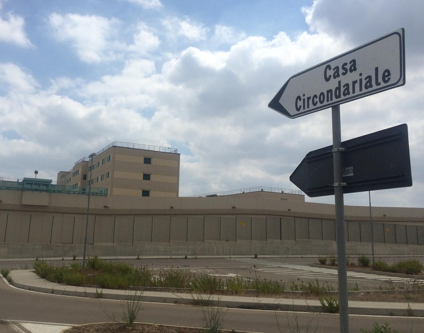 Urla in cella “Allah Akbar” e poi aggredisce gli agenti 