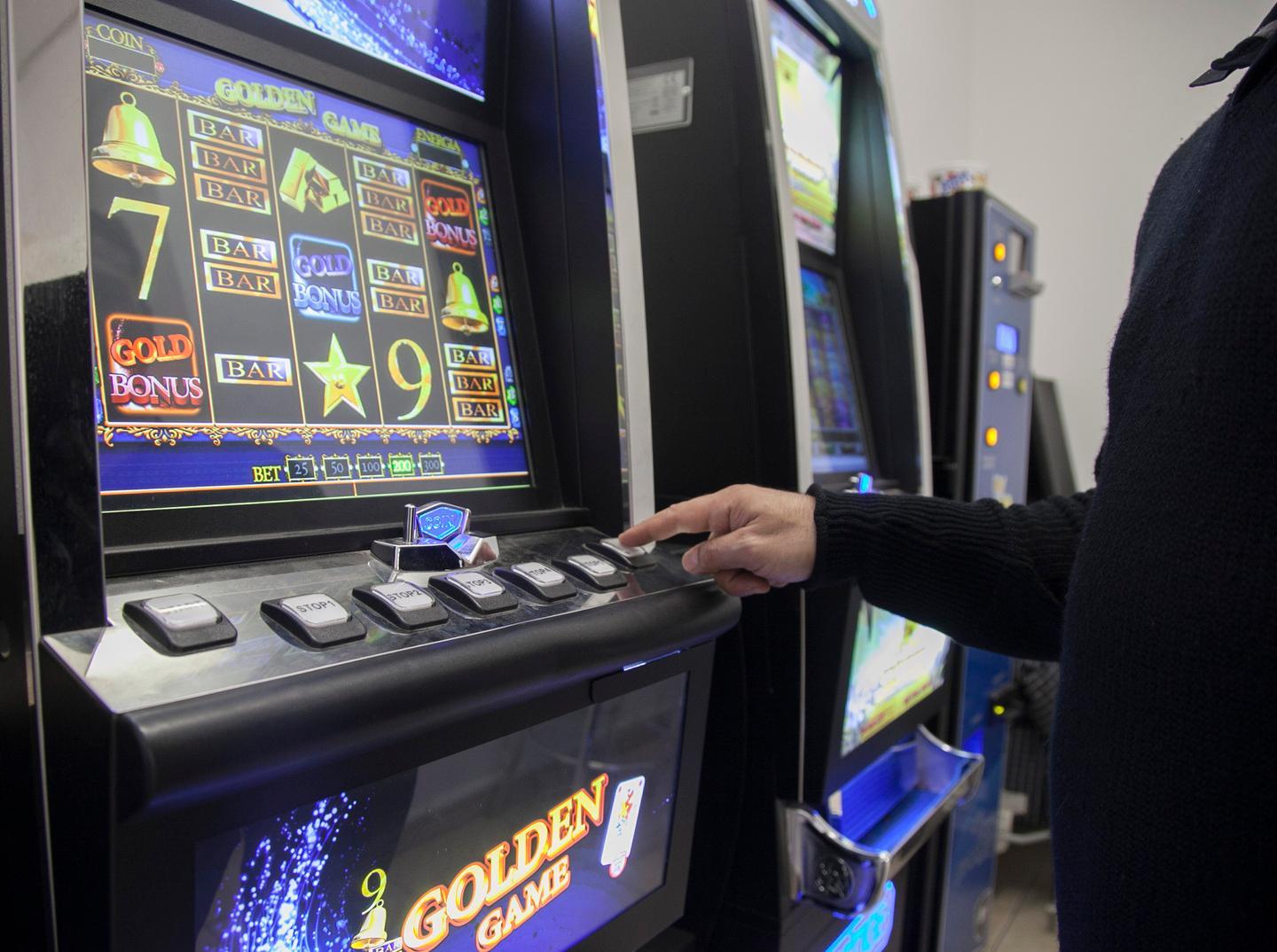 Abbandona la figlia in auto per giocare al video poker 