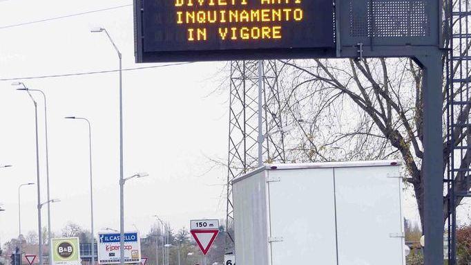 Allarme smog, quattro giorni di stop Fermi gli Euro 4, massimo 19° in casa