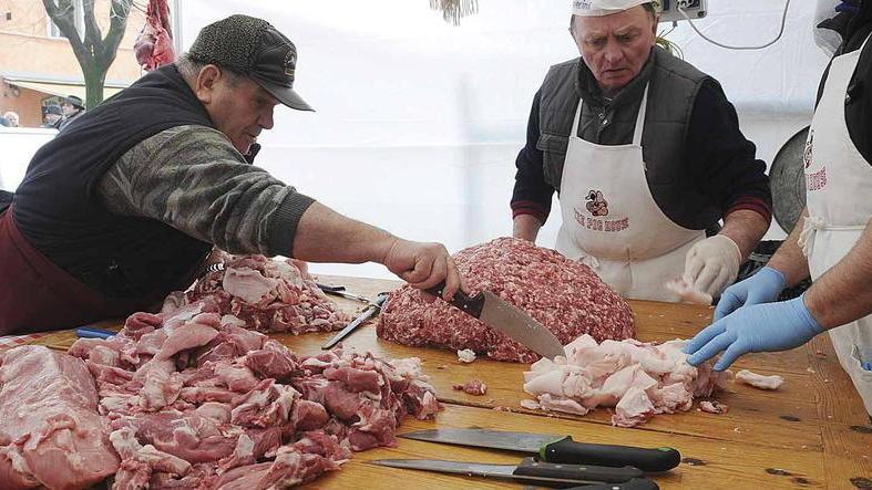Gli ossi del maiale Del “divin porcello” da sempre non si butta via niente