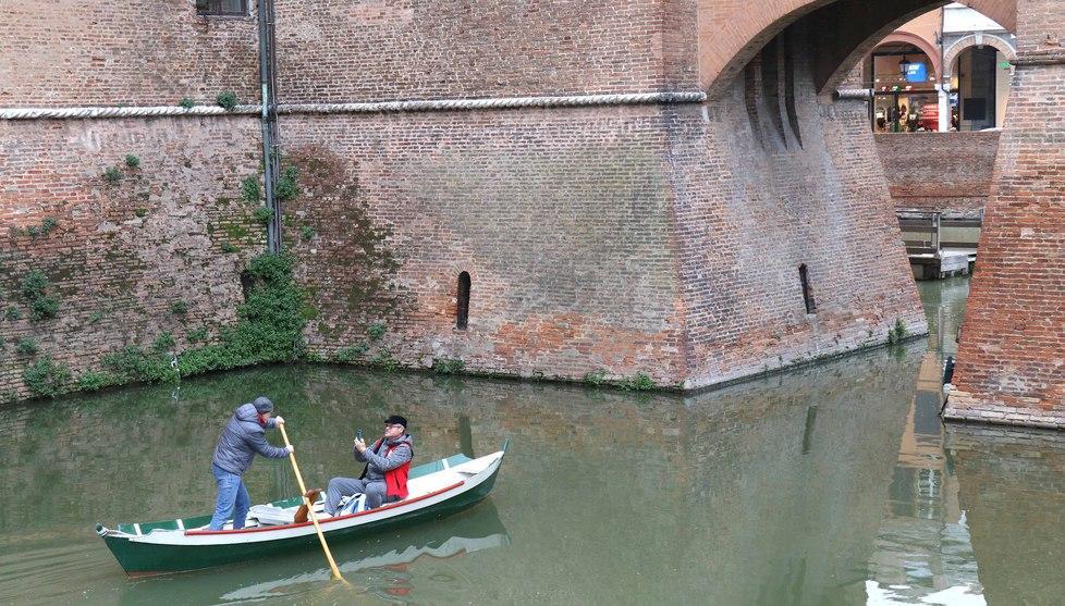 Voga nel fossato del Castello