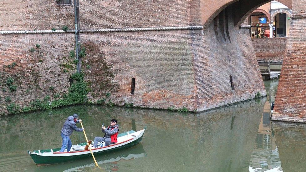 Voga nel fossato del Castello