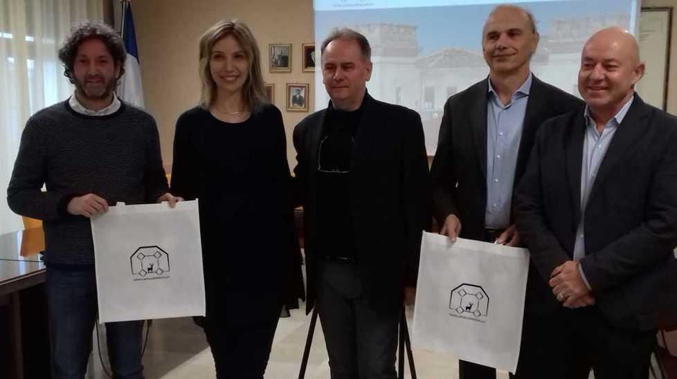 Il Castello, il cervo e i negozi Tutti assieme per il territorio 
