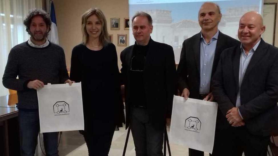 Il Castello, il cervo e i negozi Tutti assieme per il territorio
