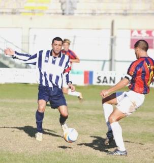 Alessandro Arricca in azione nel derby con il Cecina