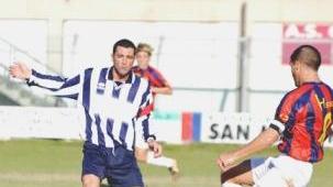 Alessandro Arricca in azione nel derby con il Cecina