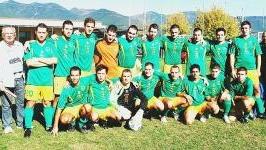 Da sinistra: Mencacci (Bar Gigi Edilservice), Pini (Atletico 90) e Fortuna (Porta a Piagge); nella foto grande la formazione dell’Arci Garzella Elettroinstallazione