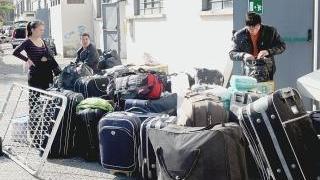 Le valige dei cinesi costretti a sloggiare dalle confezioni
