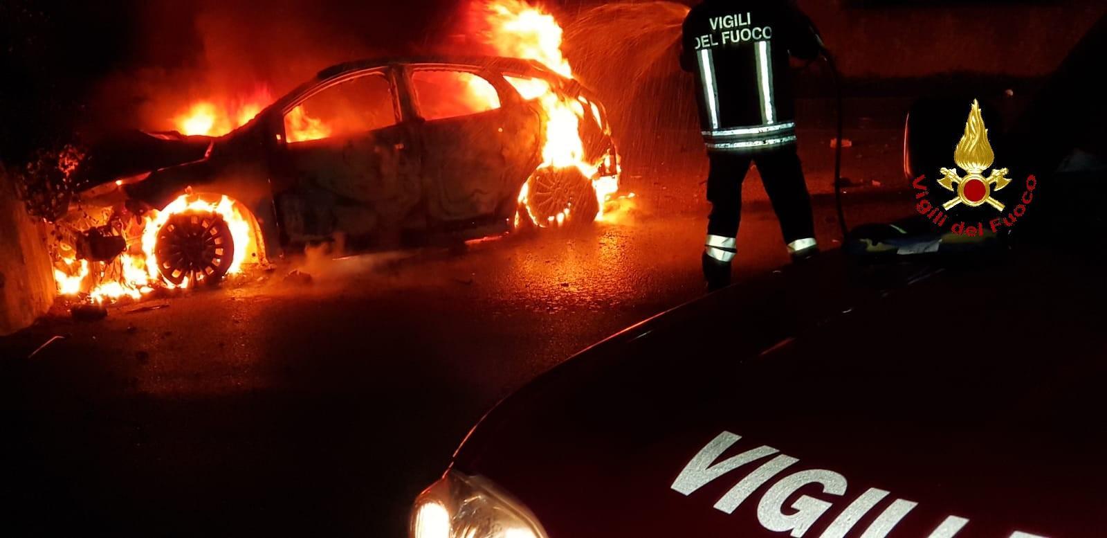 Auto sbanda e prende fuoco: cinque feriti, due ustionati