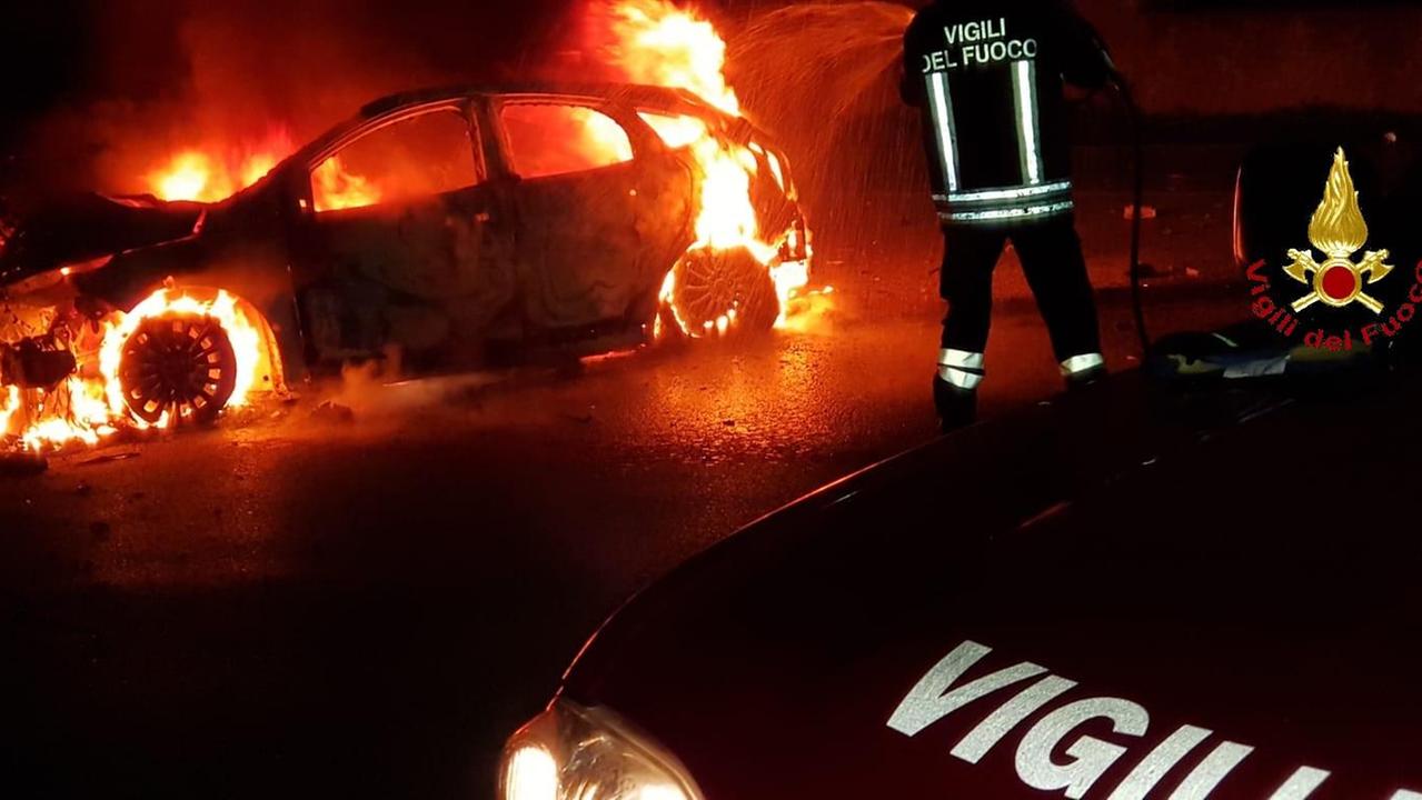 Auto sbanda e prende fuoco: cinque feriti, due ustionati