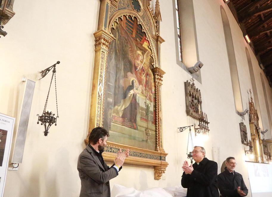 Il sindaco Matteo Biffoni e il vescovo Franco Agostinelli mostrano la pala d'altare restaurata (foto Sproviero-Batavia)