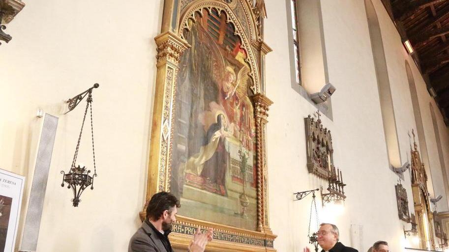 Il sindaco Matteo Biffoni e il vescovo Franco Agostinelli mostrano la pala d'altare restaurata (foto Sproviero-Batavia)