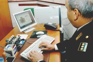A destra controlli di polizia su internet nelle indagini contro le truffe; qui sotto un’auto famosa (e... vera) venduta sul web per beneficenza: la Golf del Papa