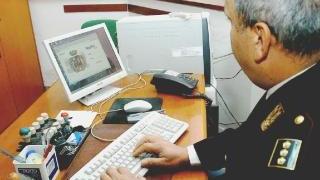A destra controlli di polizia su internet nelle indagini contro le truffe; qui sotto un’auto famosa (e... vera) venduta sul web per beneficenza: la Golf del Papa
