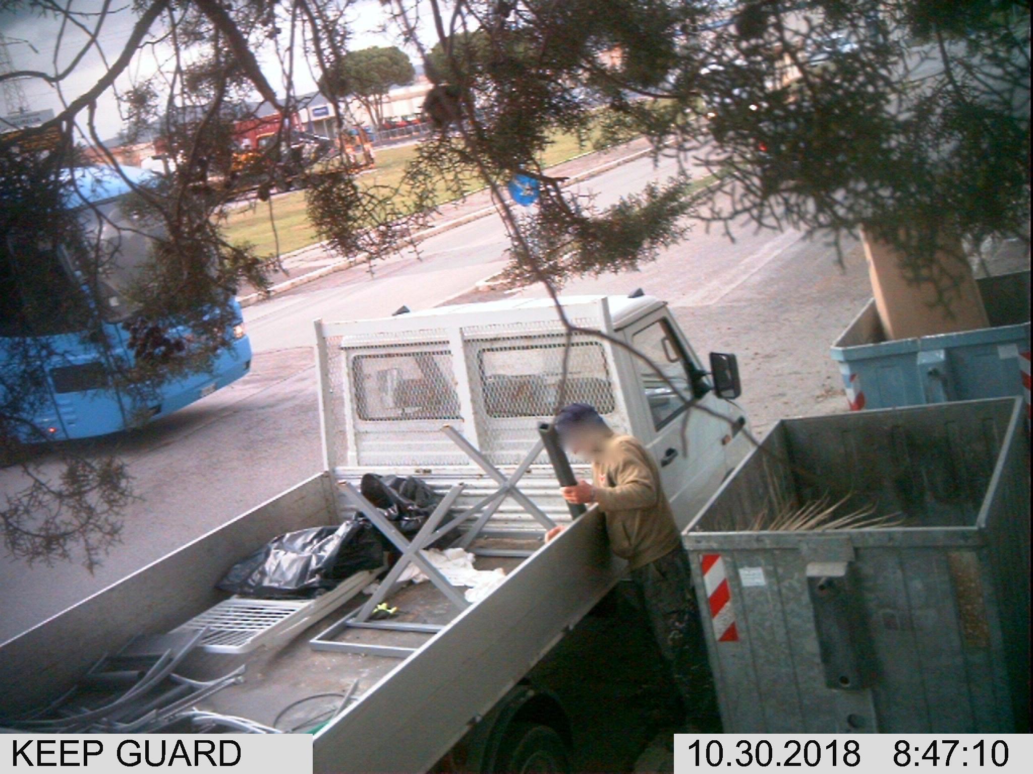 Una delle immagini riprese dalle telecamere nascoste del Comune per scovare chi commette reati ambientali