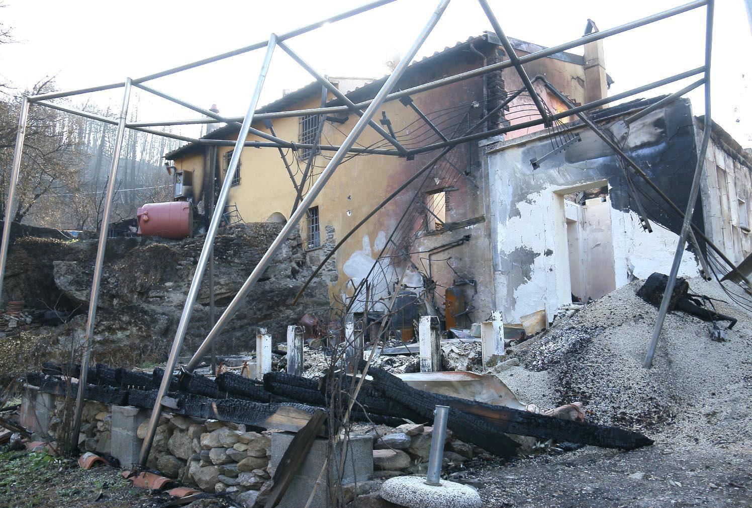 Una delle abitazioni distrutte dall'incendio sul Monte Serra (foto Muzzi/Renzullo)