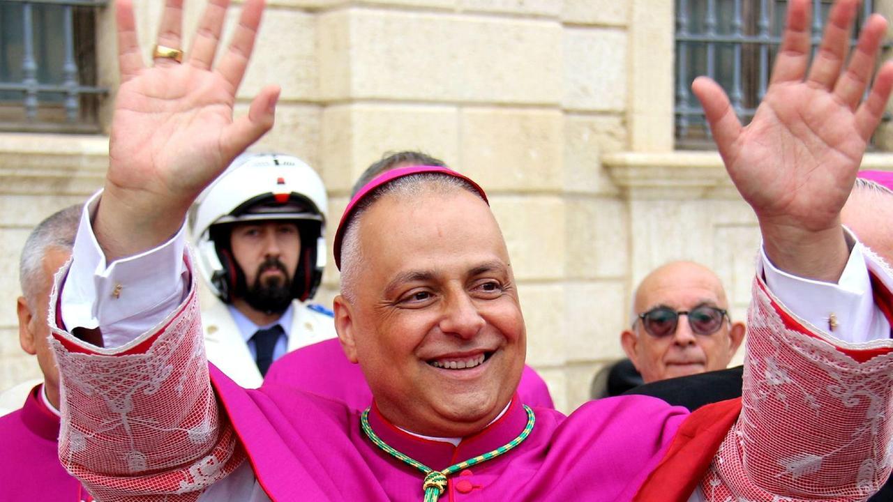 La “sferzata” dell'arcivescovo di Sassari e le risposte: «Ora mettiamoci la faccia» 