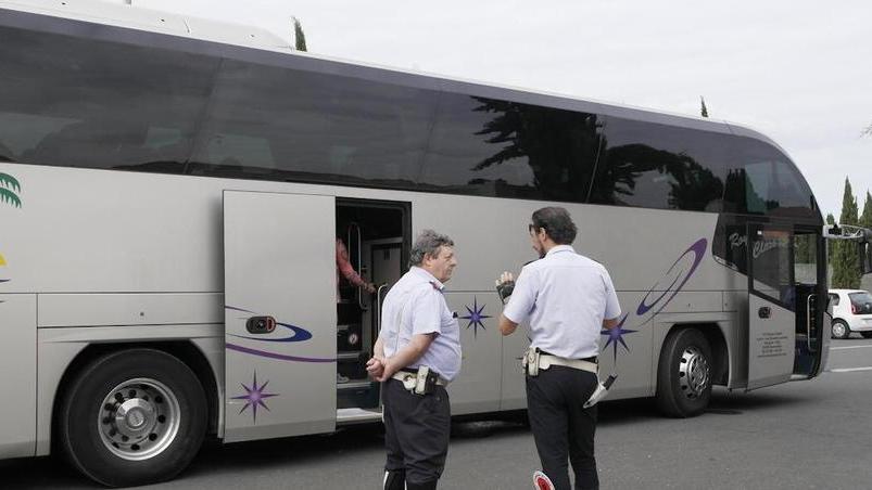 L'autobus coinvolto nell'incidente con il ragazzino (foto Muzzi/Mangano)