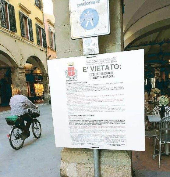 Un cartello riporta un’ordinanza per il decoro in Borgo Stretto