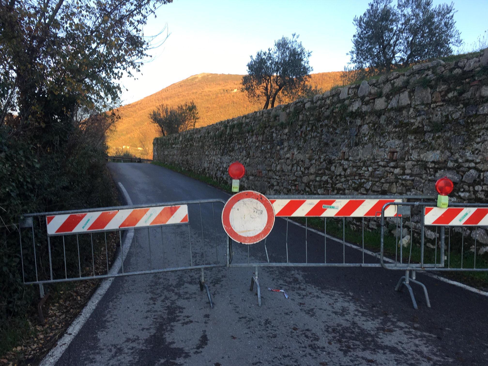 Via di Canneto chiusa al traffico (foto Sproviero/Batavia)