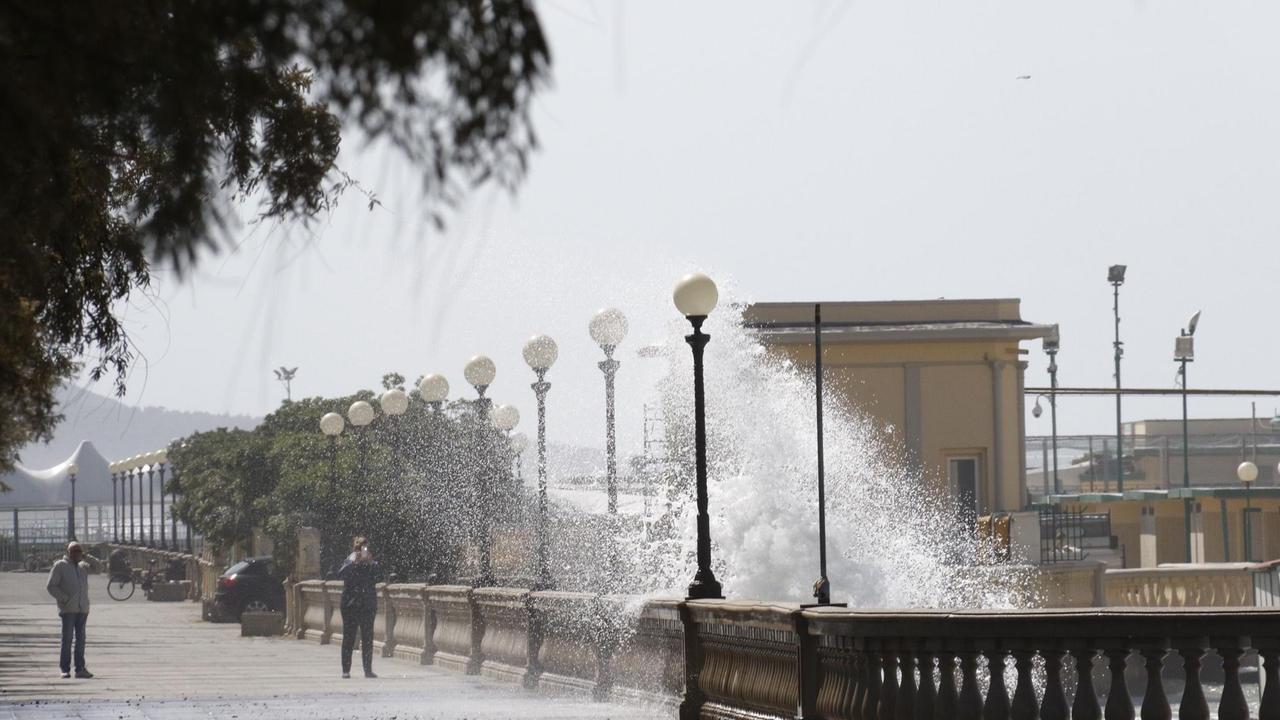 Allerta meteo: rinviati i mercatini, chiusi parchi e cimiteri