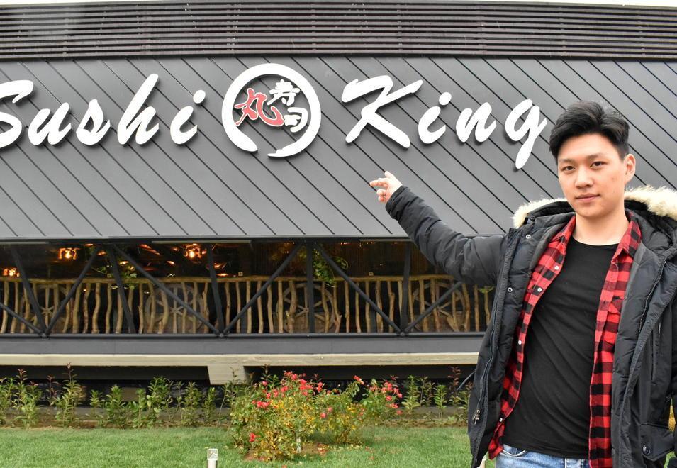 Il giovane titolare Vittorio Lin davanti al nuovo ristorante con tendenza “asian food” 