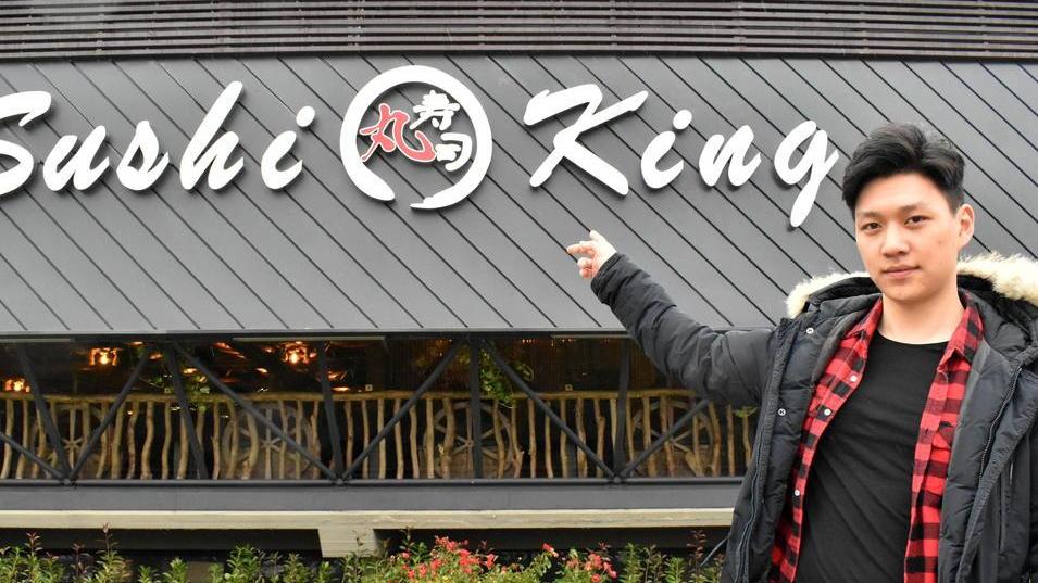 Il giovane titolare Vittorio Lin davanti al nuovo ristorante con tendenza “asian food”