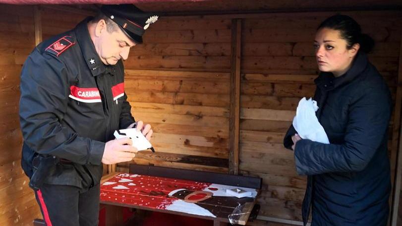 Il sopralluogo dei carabinieri (Foto Agenzia Carlo Sestini)