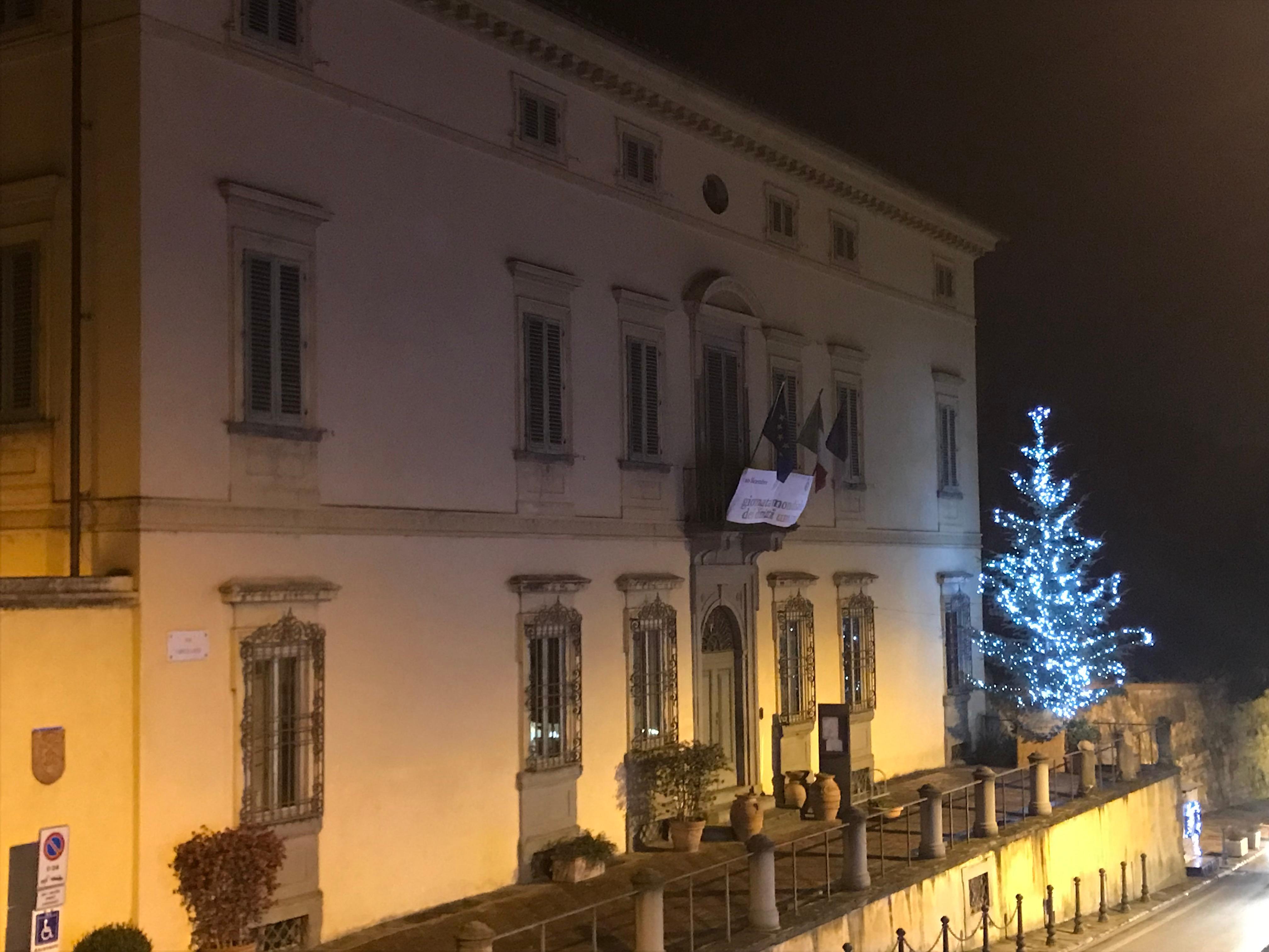 L'albero di Natale illuminato davanto al palazzo comunale di Poggio a Caiano